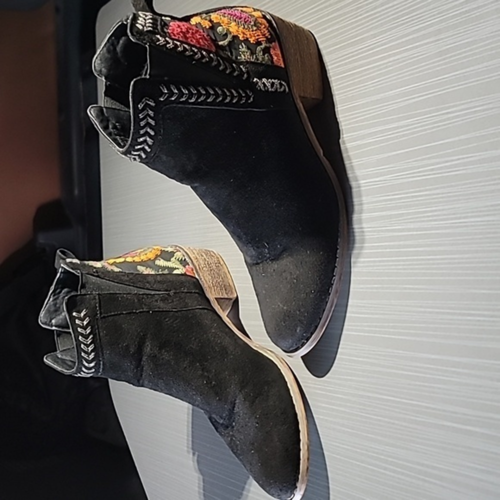 Tiara Boho Floral Embroidered Black Suede Ankle Boot Women's 6.5 Good Condition‎
